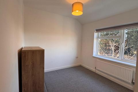 3 bedroom terraced house to rent, 55 Doddsfield Road, SL2 2BD