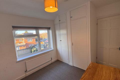 3 bedroom terraced house to rent, 55 Doddsfield Road, SL2 2BD
