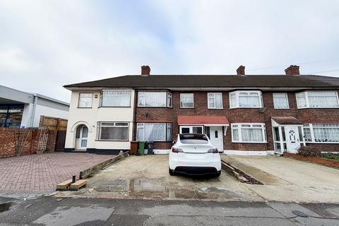 4 bedroom terraced house to rent - Whalebone Lane South, Dagenham, RM8