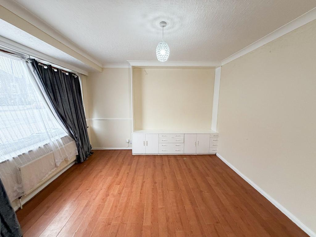 Whalebone Ln South RM8