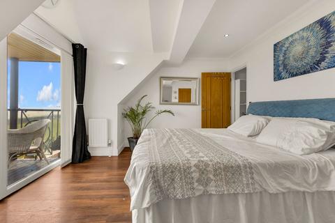 4 bedroom end of terrace house for sale, High Street, Dymchurch, TN29