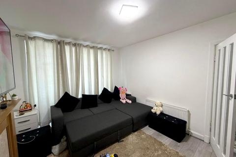 3 bedroom semi-detached house to rent, Humberstone Lane