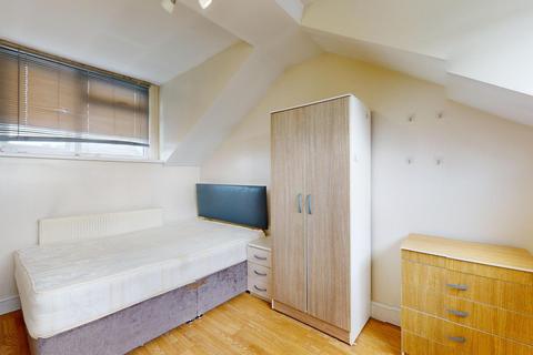 1 bedroom in a flat share to rent, Horn Lane, Ealing, W3