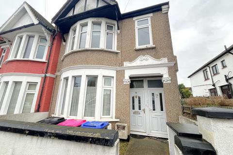 2 bedroom flat to rent, Southbourne Grove, Westcliff-on-Sea SS0