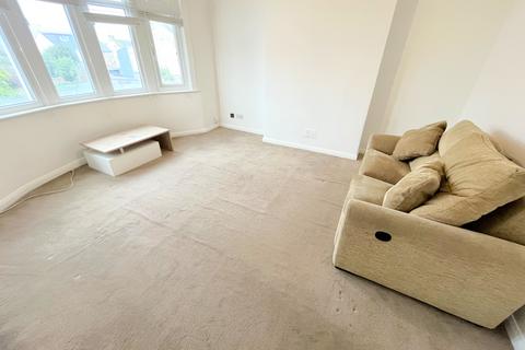 2 bedroom flat to rent, Southbourne Grove, Westcliff-on-Sea SS0