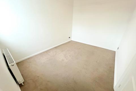 2 bedroom flat to rent, Southbourne Grove, Westcliff-on-Sea SS0