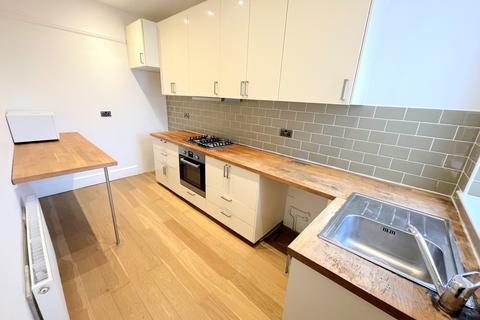 2 bedroom flat to rent, Southbourne Grove, Westcliff-on-Sea SS0