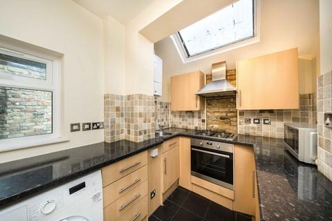 2 bedroom flat to rent, Vanderbilt Road, London SW18