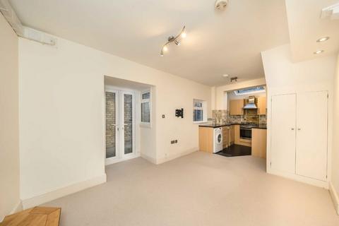 2 bedroom flat to rent, Vanderbilt Road, London SW18