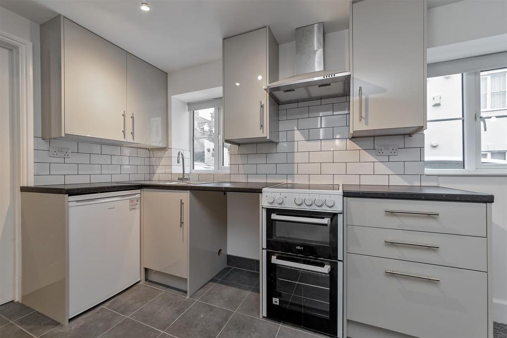 13 Dennis Court-7.jpg