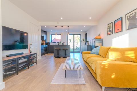 2 bedroom semi-detached house for sale, Rosewood Crescent, Leamington Spa