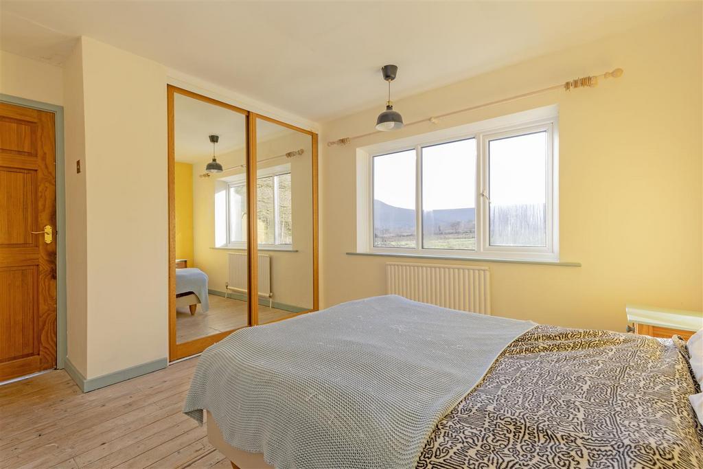 Bedroom 1-2.jpg