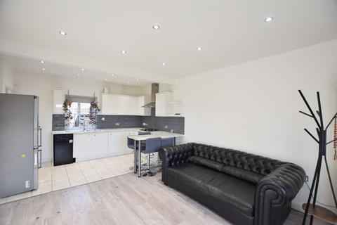 2 bedroom semi-detached house to rent, Saltwell Road, Gateshead, NE8