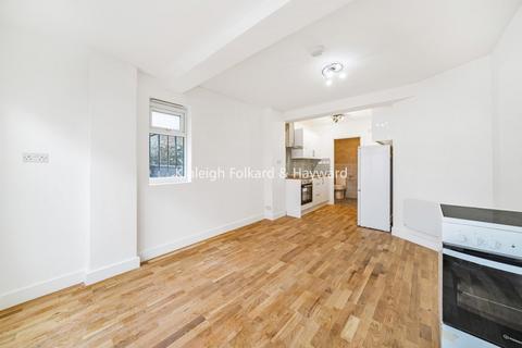 Studio to rent, Green Lanes, Newington Green, London, N16