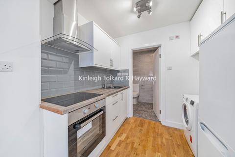 Studio to rent, Green Lanes, Newington Green, London, N16