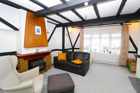 3 bedroom end of terrace house to rent, Stoneleigh Road, Carshalton