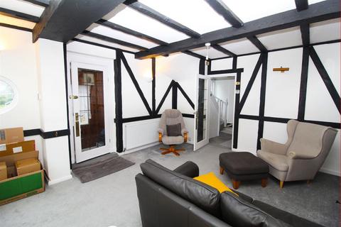 3 bedroom end of terrace house to rent, Stoneleigh Road, Carshalton