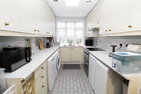 3 bedroom end of terrace house to rent, Stoneleigh Road, Carshalton