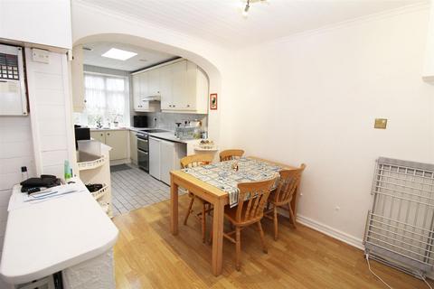 3 bedroom end of terrace house to rent, Stoneleigh Road, Carshalton