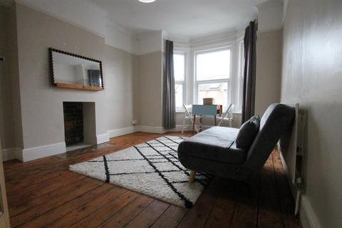 2 bedroom flat to rent, Castle Road, Bedford