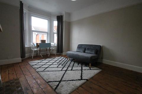 2 bedroom flat to rent, Castle Road, Bedford