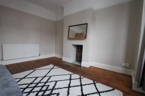2 bedroom flat to rent, Castle Road, Bedford