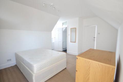 2 bedroom flat to rent, A Lovely Converted 2 bedroom, 2 bathroom Duplex