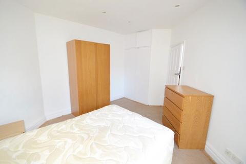 2 bedroom flat to rent, A Lovely Converted 2 bedroom, 2 bathroom Duplex