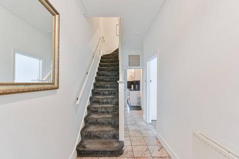 5 bedroom terraced house to rent, Oaklands Avenue, Thornton Heath, CR7