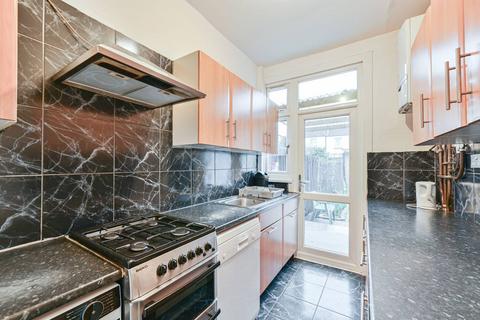 5 bedroom terraced house to rent, Oaklands Avenue, Thornton Heath, CR7