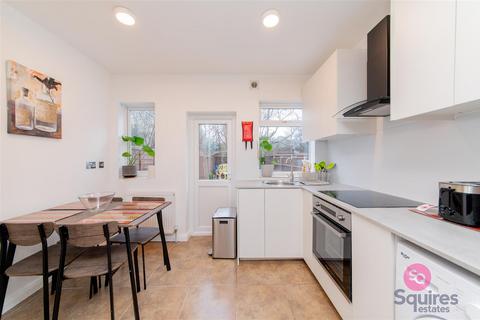 2 bedroom flat for sale, Squires Lane, Finchley, London