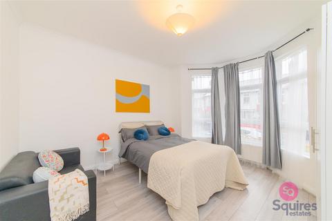 2 bedroom flat for sale, Squires Lane, Finchley, London