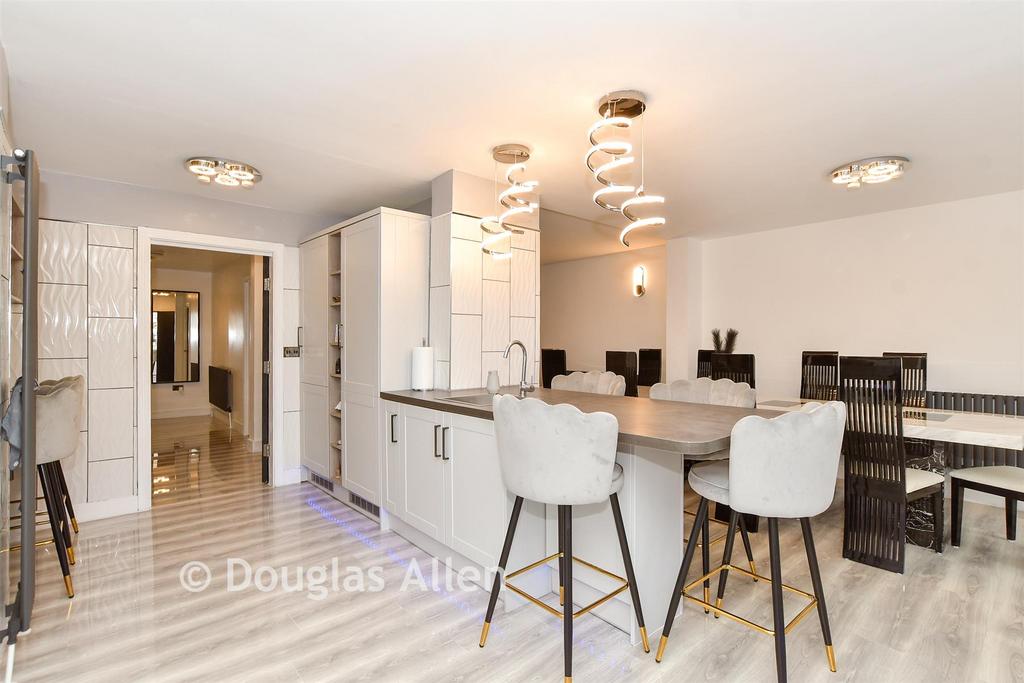 Kitchen/ Breakfast Room