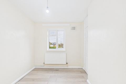 2 bedroom maisonette to rent, Sunbury Road, Feltham, TW13