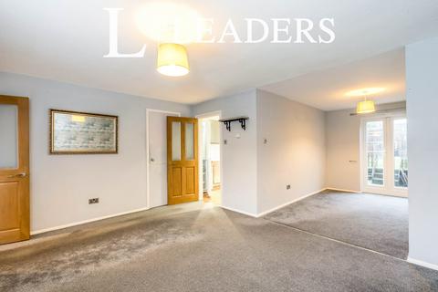 2 bedroom terraced house to rent, Maplehurst Road, PO19