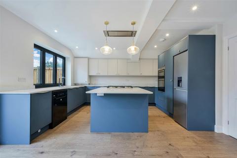 4 bedroom semi-detached house to rent, Oatfield Road, Tadworth