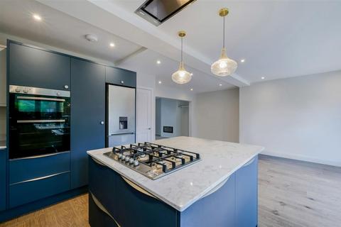 4 bedroom semi-detached house to rent, Oatfield Road, Tadworth