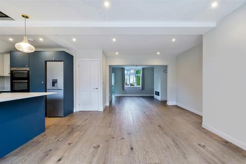 4 bedroom semi-detached house to rent, Oatfield Road, Tadworth