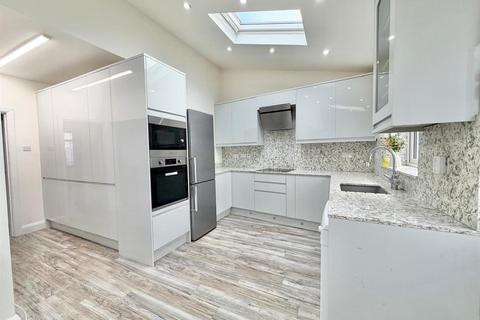 4 bedroom semi-detached house to rent, Collins Avenue, Stanmore HA7