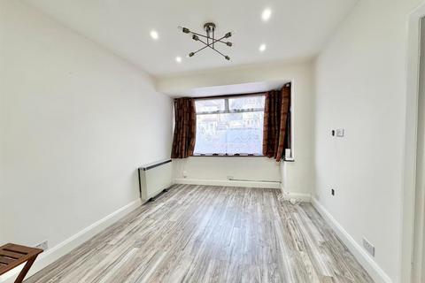 4 bedroom semi-detached house to rent, Collins Avenue, Stanmore HA7