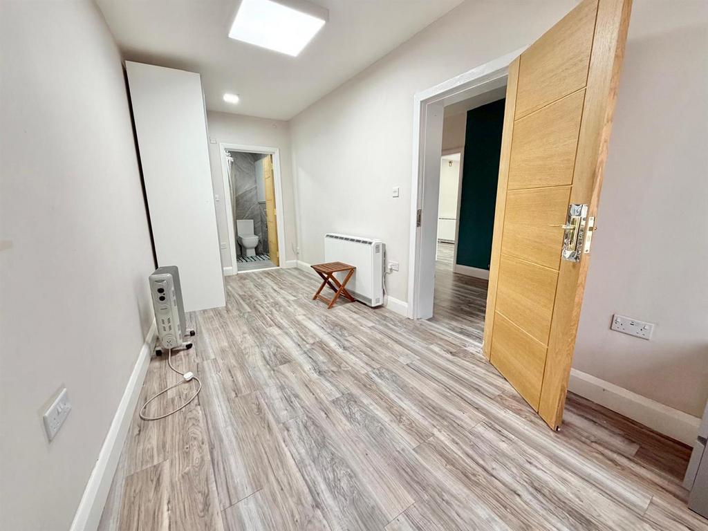 Davidson Frost-Wellings, DFW Collins Avenue, Bedro
