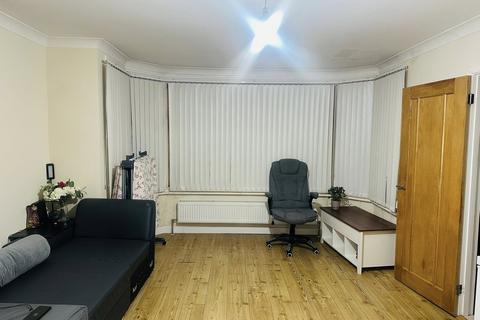 2 bedroom flat to rent, Dunstable Road, Luton LU4