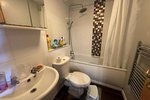 2 bedroom flat to rent, Wingate Court, Aldershot