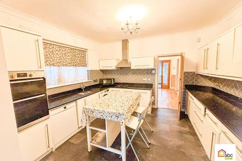 3 bedroom terraced house to rent, Squirrels Heath Road, Romford