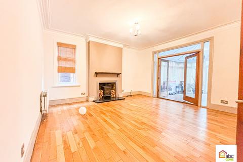 3 bedroom terraced house to rent, Squirrels Heath Road, Romford