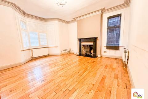3 bedroom terraced house to rent, Squirrels Heath Road, Romford