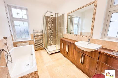 3 bedroom terraced house to rent, Squirrels Heath Road, Romford