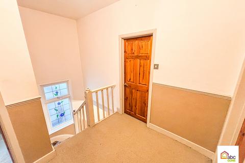 3 bedroom terraced house to rent, Squirrels Heath Road, Romford