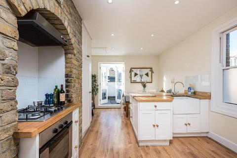 3 bedroom flat for sale, Silverthorne Road, London SW8