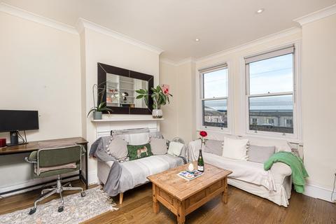 3 bedroom flat for sale, Silverthorne Road, London SW8